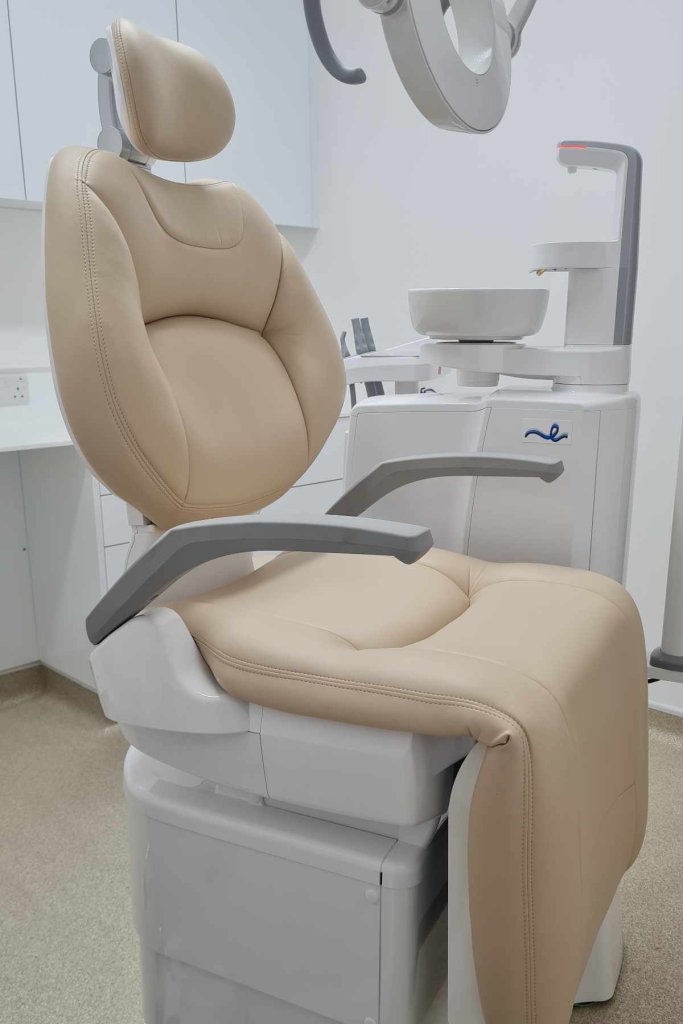 Leto Clinic Belmont chair close