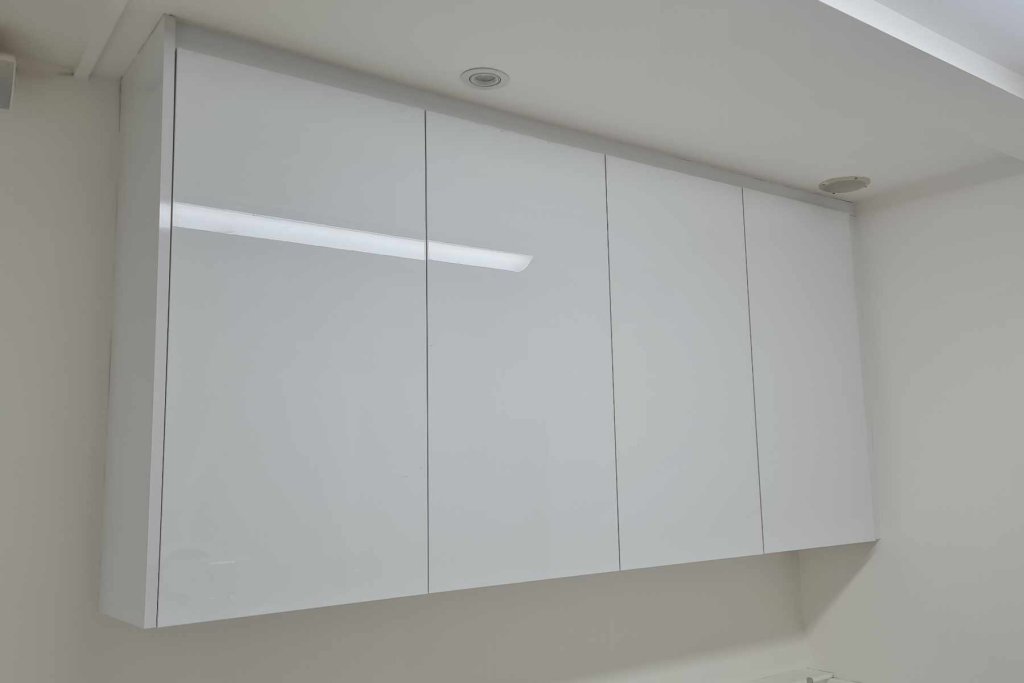 Leto Clinic Ceiling height cabinetry