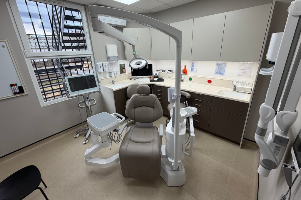 Dentartistry surgery S6 front